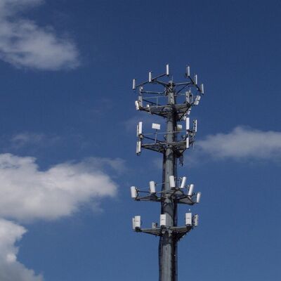 12 18 24 メートルのコンパクトなモノポール電流を通された鋼鉄自立屋外 5G 4G Wifi 小スペース通信タワー
