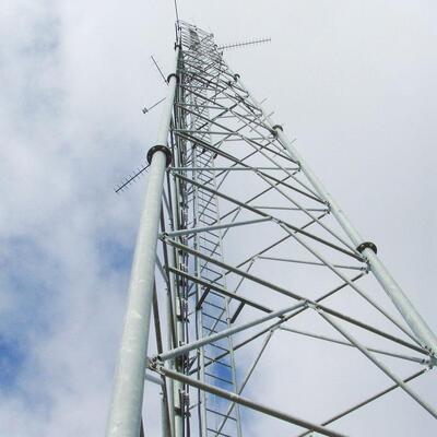 高張力鋼構造を採用した、4G 5G マイクロ波およびセキュリティ システムに適した堅牢な 3 脚の管状鉄塔