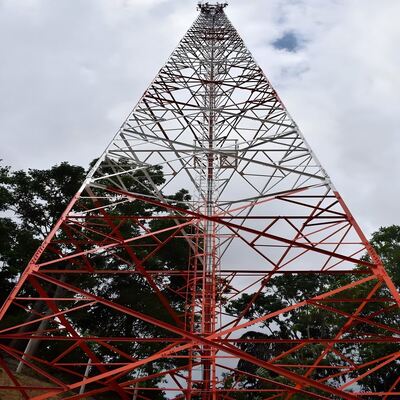 3 脚の角の低いメンテナンスの熱いすくい電流を通された通信塔 30 年の耐用年数