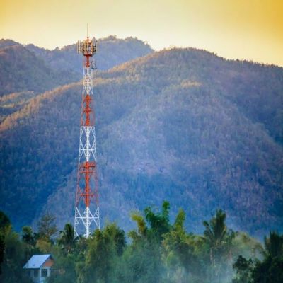 4脚角鋼鉄 自立電信網塔とインターネットISP 無線5Gアンテナ塔