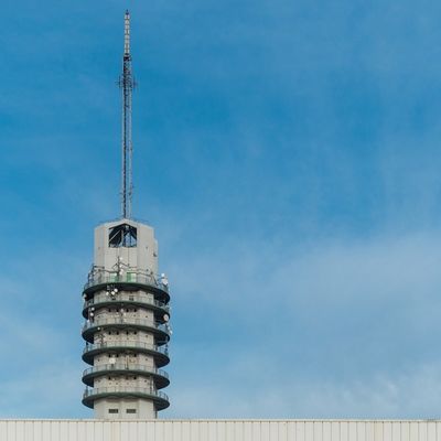 屋上 3 脚 の 管形 鉄塔