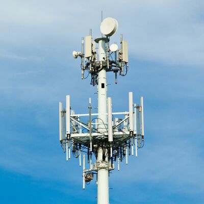 モノポールタワー、EN 1991-1-4 & EN 1993-3-1 設計コードに準拠した、性能のための軟鋼および高張力鋼材で構成された通信タワー