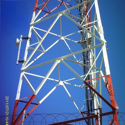 3脚の角型鉄塔 ASTM A36シリーズを含む構造鋼級の三角型無線通信塔