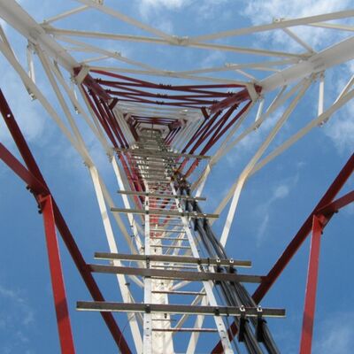 3脚の角型鉄塔 ASTM A36シリーズを含む構造鋼級の三角型無線通信塔