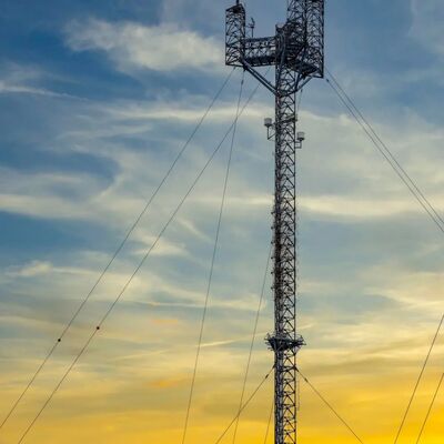 優れた強度と耐久性のためにASTM A36とEN10025S355JRを含む構造鋼級から構築されたガイアワイヤタワー