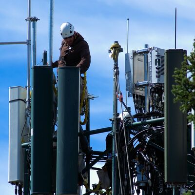 三角形 3本足の自己支え電磁通信アンテナ塔