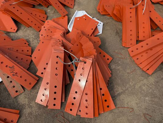 3本足の角型鉄塔 複数の操作プラットフォームと安全のために雷棒を持つ三角型無線通信塔