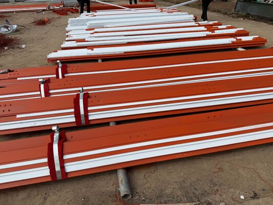 3脚の角型鉄塔 傾斜が等しくまたは傾斜が変化し,通信のための角型鉄の横切断を持つ三角形鉄塔体