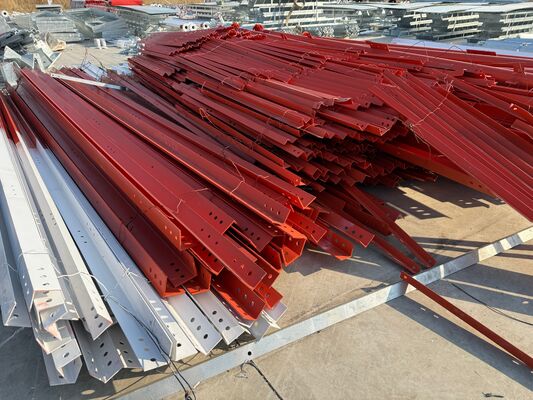 3脚の角型鉄塔 傾斜が等しくまたは傾斜が変化し,通信のための角型鉄の横切断を持つ三角形鉄塔体