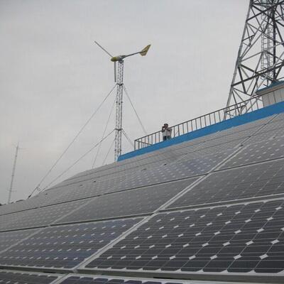 太陽光発電のアンテナ タワー自立電流を通された 20 30 40M 4G 5G オフグリッド電気通信マスト