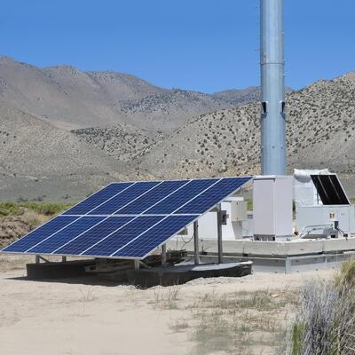 遠隔地のソーラー パネルのアンテナ タワーの熱いすくい電流を通された 18 28 38 メートル 5G 4G Wifi 通信タワー