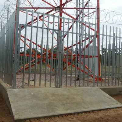 エネルギー貯蔵の自己支持の電流を通された20 30 40M 4G 5Gのマストが付いている太陽エネルギーのアンテナ タワー