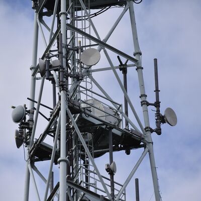 19 29 39 メートルマルチ信号 3 脚管状亜鉛メッキ鋼自立屋外 5 グラム 4 グラムマイクロ波ラジオマスト