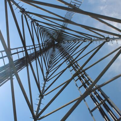 18 28 38M 3脚管状鋼亜鉛メッキマルチ周波数屋外5G 4G Wifiテレビ放送通信タワー