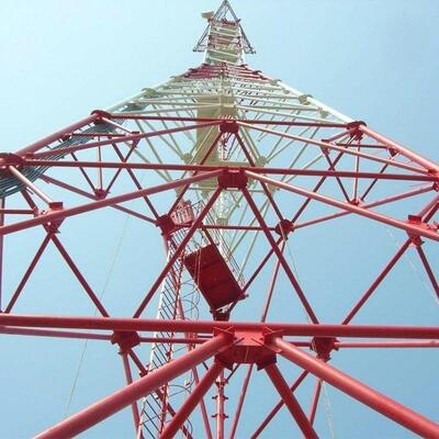 高張力鋼構造を採用した、4G 5G マイクロ波およびセキュリティ システムに適した堅牢な 3 脚の管状鉄塔