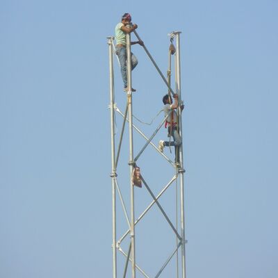 自立型3脚管型鉄塔 電気通信用の電磁マスト 屋外5G4Gマイクロ波通信に適しています