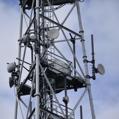 自立型3脚管型鉄塔 電気通信用の電磁マスト 屋外5G4Gマイクロ波通信に適しています