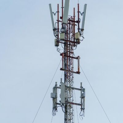 Guyed ワイヤー鋼鉄通信タワーの速い配達注文のプレハブのモジュラーの簡単な設置