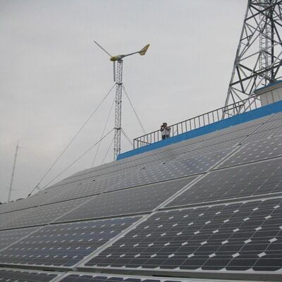 15 22 38M 4 脚角型オフグリッド太陽格子テレコム タワー、亜鉛メッキ鋼板および緊急通信用バッテリー バックアップ付き