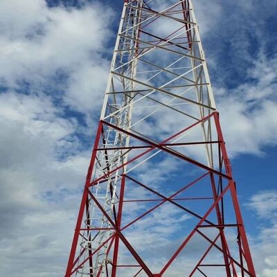風力発電所ソーラーパーク監視用の再生可能エネルギー対応通信塔