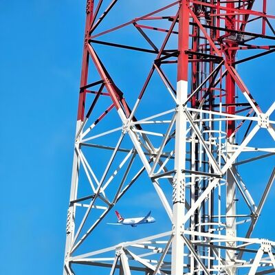 40M 80M Q355 鋼鉄 4 本足のテレコム タワーは沿岸の強風地帯のために電流を通される風抵抗力があります