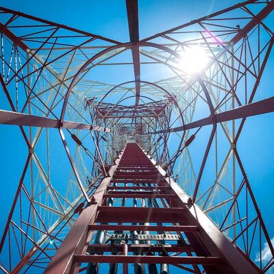 40M 80M Q355 鋼鉄 4 本足のテレコム タワーは沿岸の強風地帯のために電流を通される風抵抗力があります