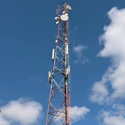溶融亜鉛メッキを施したGSM/LTE信号基地局用50Mの費用対効果の高い3本脚管状格子鋼製通信タワー、耐用年数30年