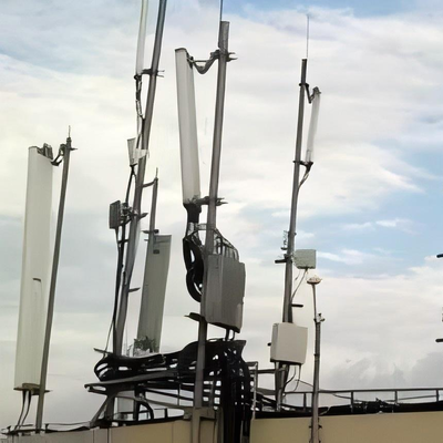 25M 30M 40m 都市部 5G スモールセル高密度化向けの軽量屋上モノポール タワー (基本設置面積が小さく、亜鉛メッキ鋼板を使用)